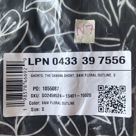 NWT Fabletics The Cabana Short B&W Floral Outline S - Picture 5 of 5